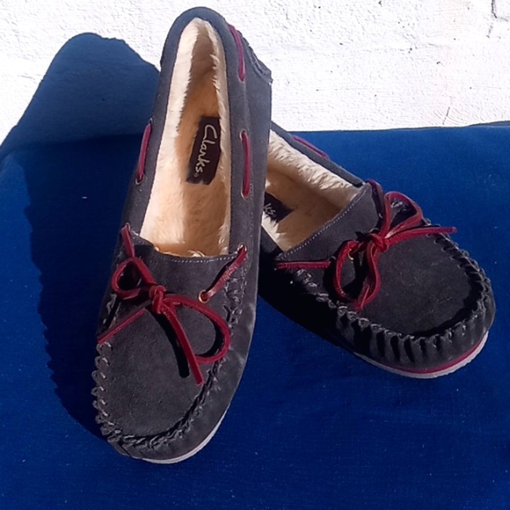 Clarks Gray Suede Women's Moccasin with Faux Fur Lining Size 9